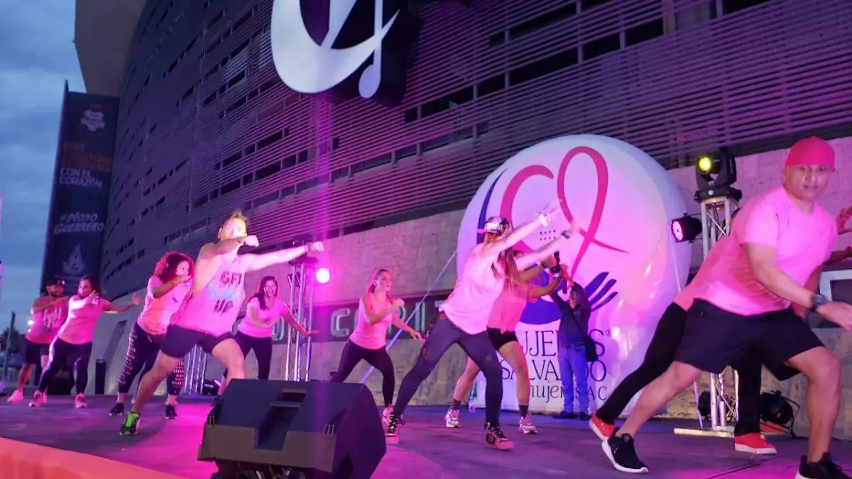 14 Mujeres Salvando Mujeres bailan unidas