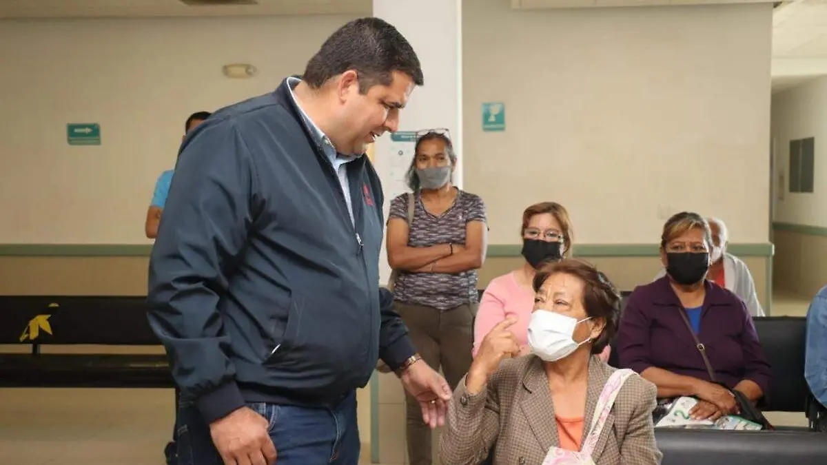 Homero-entrega-aparatos-auditivos