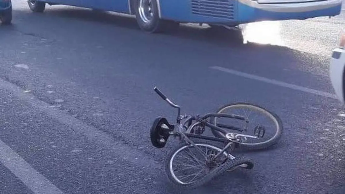 41 Muere al ser atropellado; el hombre conducía en bicicleta por carretera
