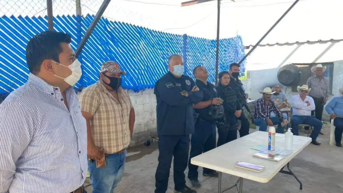 Síndico entrega apoyos Gómez Palacio
