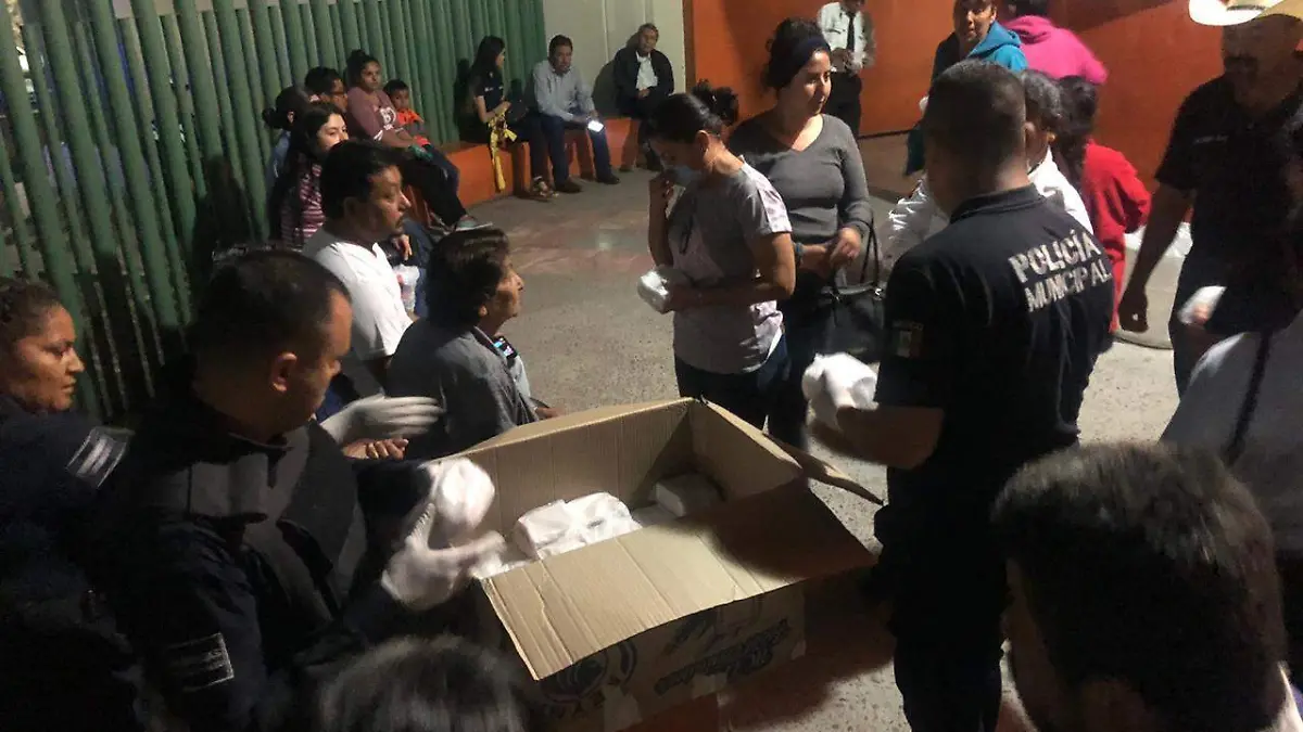 29 CESAR Policías reparten alimentos a familiares de personas hospitalizadas