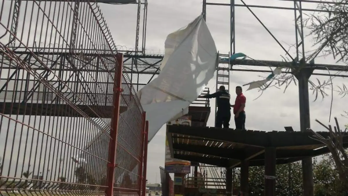 Anuncios espectaculares caídos