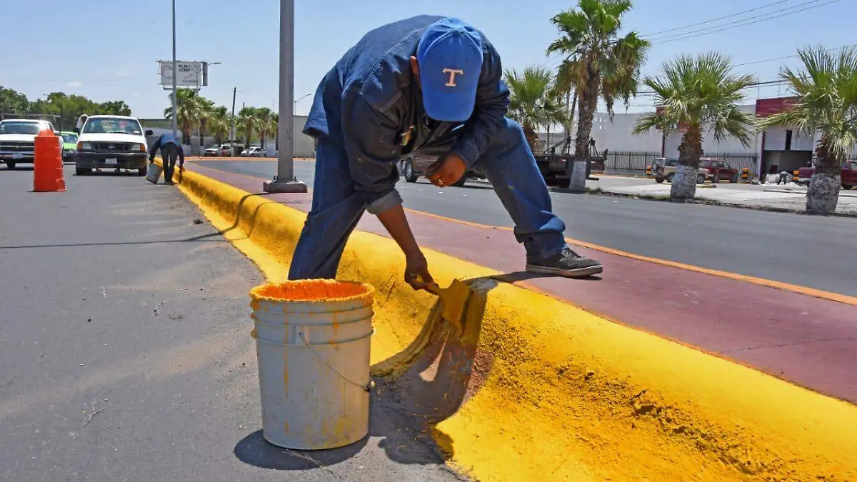 14 Remozan áreas verdes y se pintan los camellones