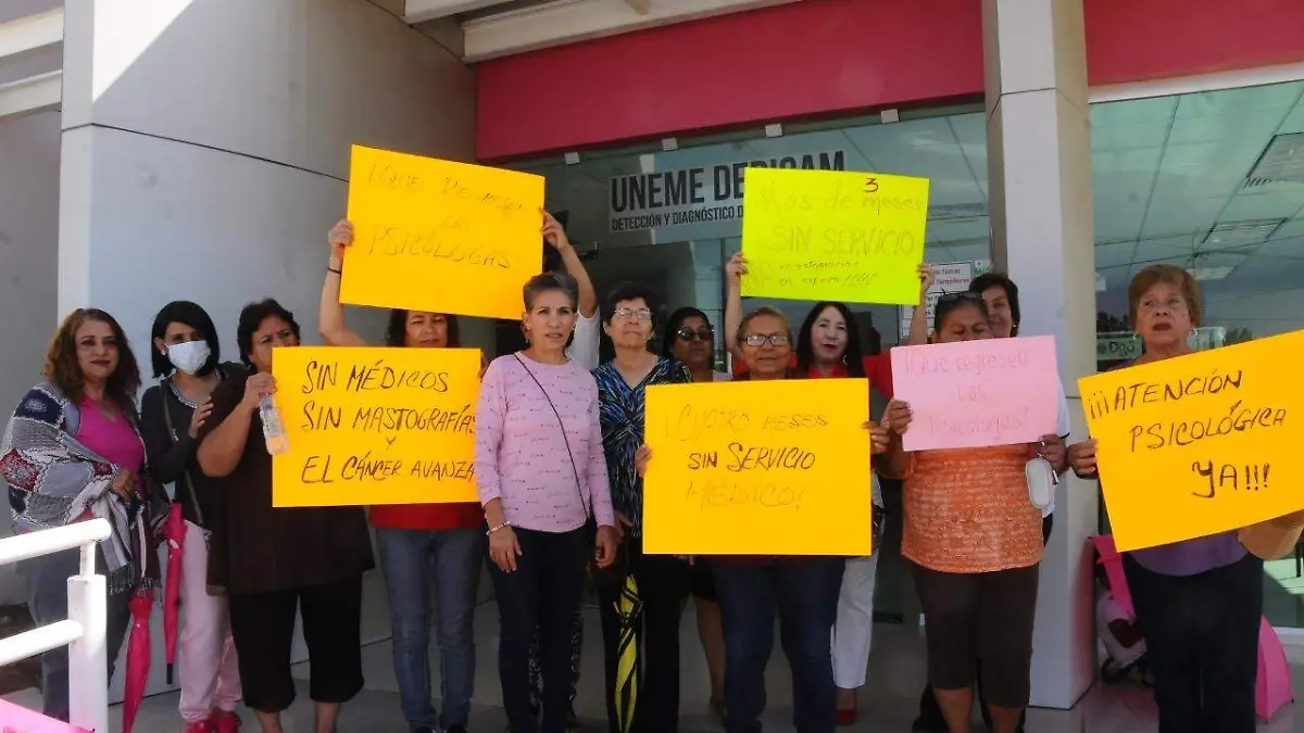 23 CESAR 4 Plantón de pacientes en unidad médica para el cáncer de mama en GP