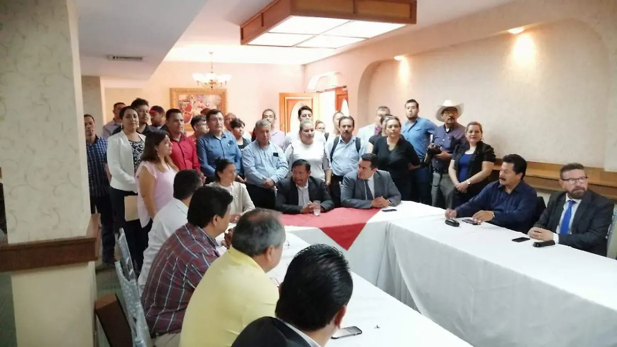 26 Exigen apego al reglamento interno