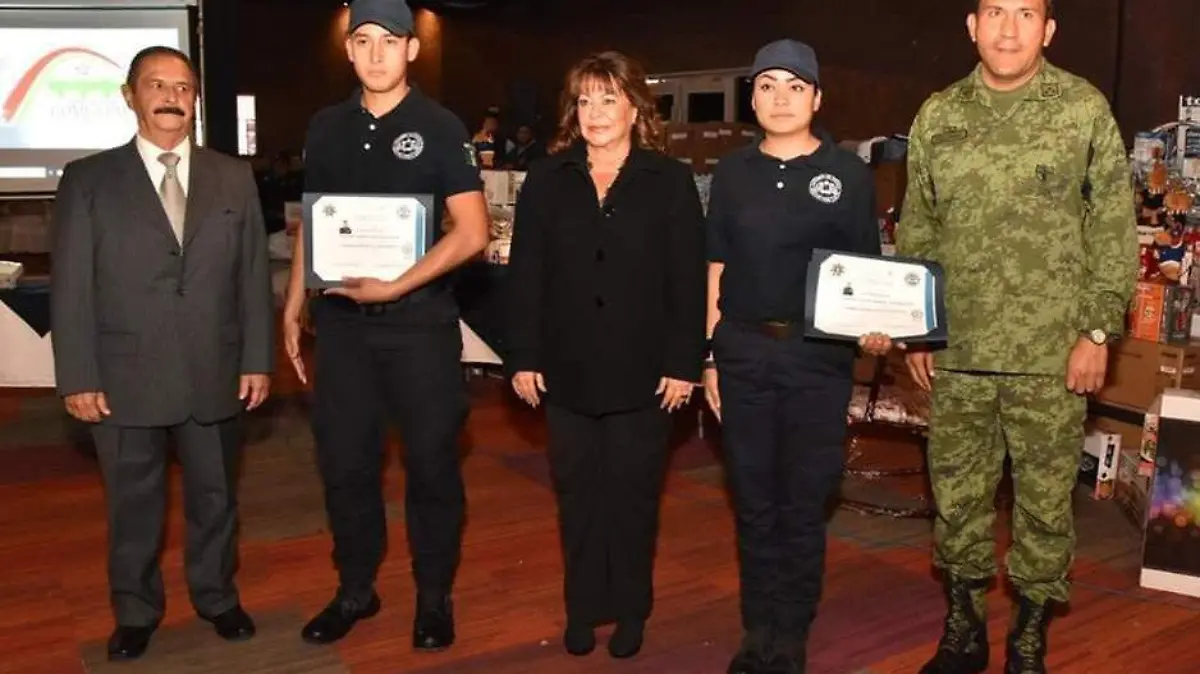 j11 Festejan a policías 1