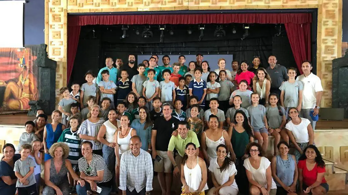 13 Santos presentó su academia en Cancún