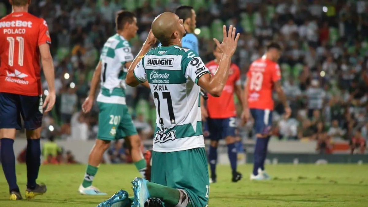 33 Siguen líderes