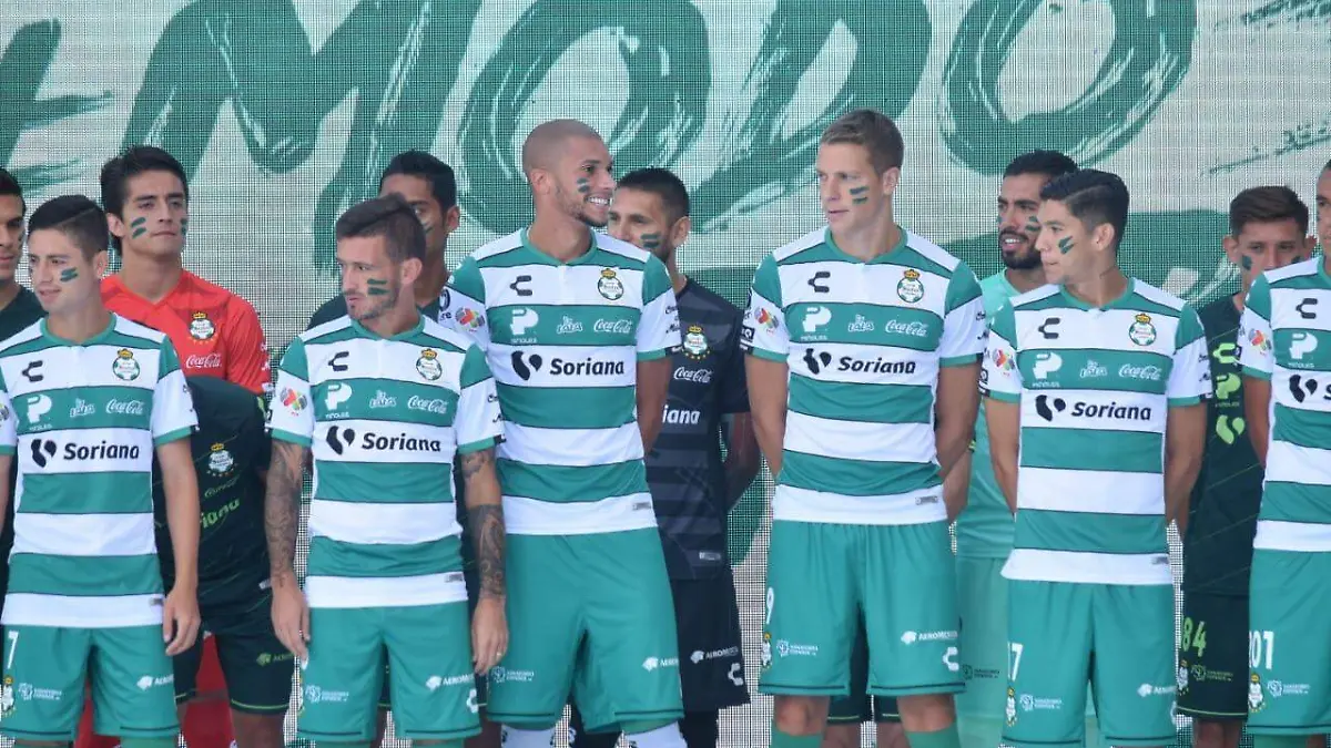 24 Presentó Santos su nueva indumentaria