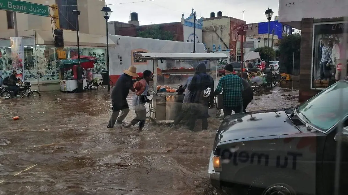 13 Afectaciones por lluvia en Fresnillo dejan a personas atrapadas y 25 viviendas inundadas