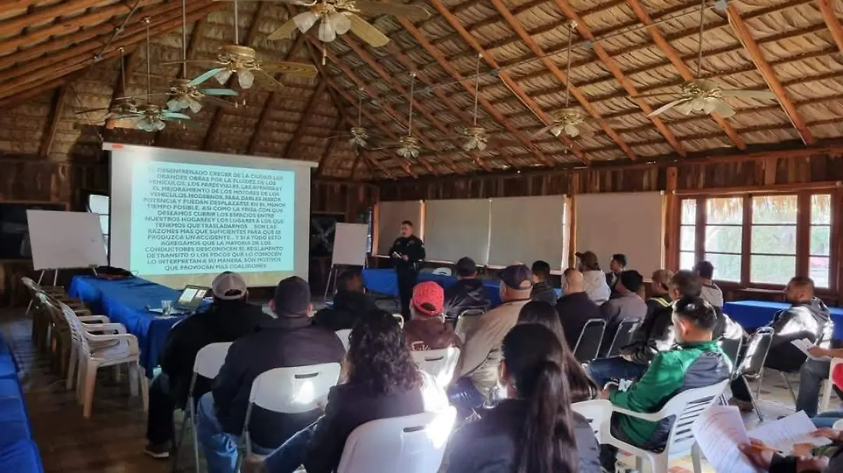 Peritos de Torreón capacitan a choferes de empresas 