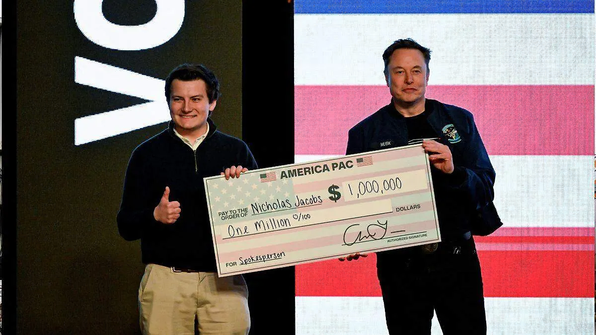 Elon Musk entrega apoyos en Wisconsin