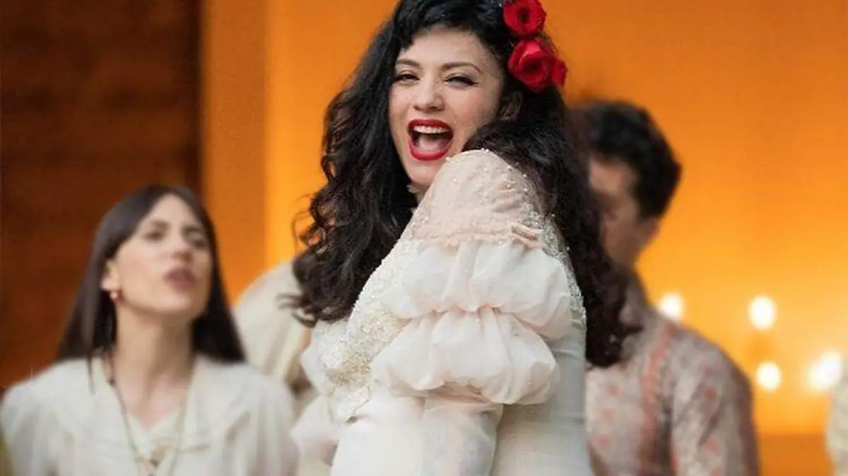 Mon laferte se convierte en mamá