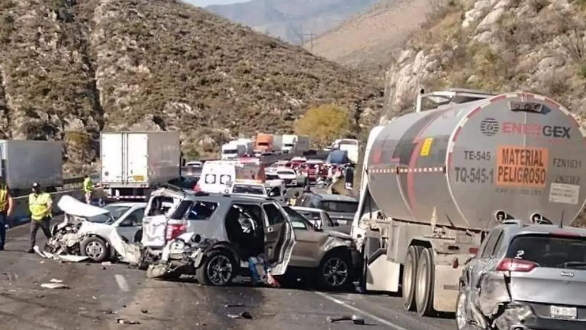 Tráiler se queda sin frenos en la México 57 2