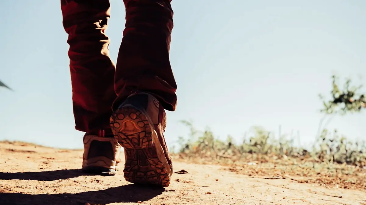 migrante en el desierto