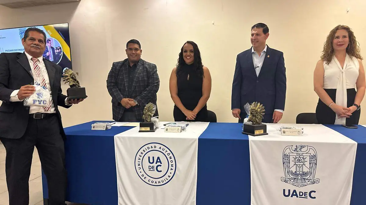 Por el galardón recibido, fue felicitado Raúl Medina. /Foto: Jorge Víctor García