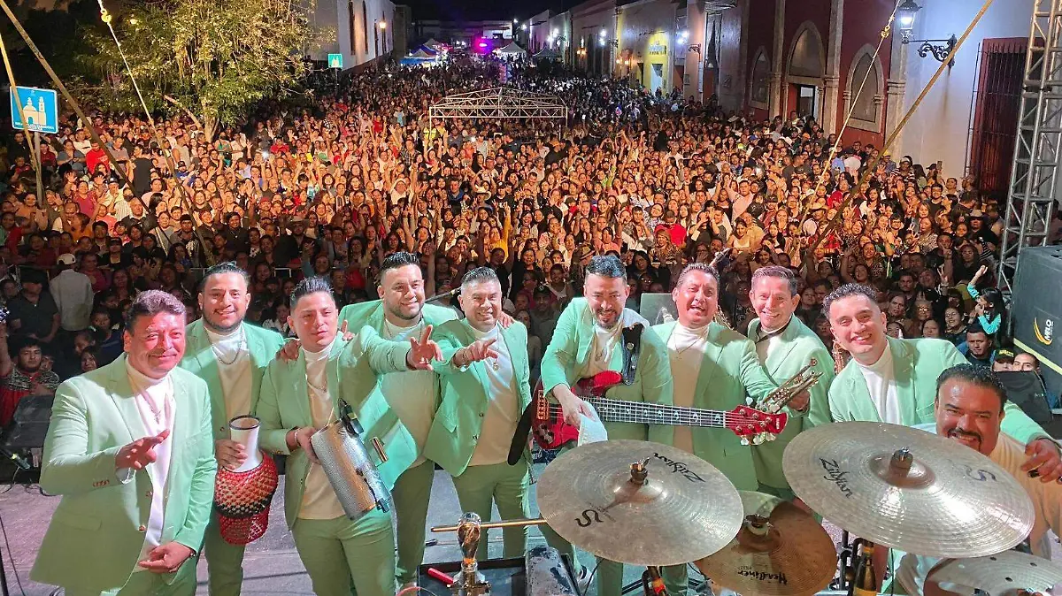 Al ritmo de Tropicalísimo Apache celebran a las mamás en Parras.