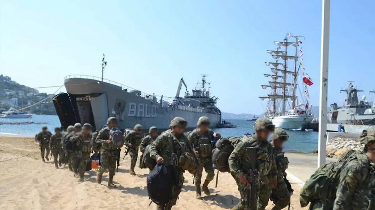 Acapulco marinos arriban al puerto