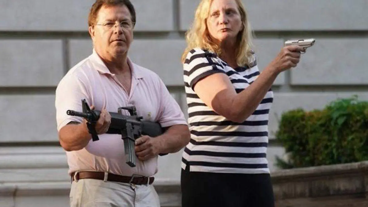 Pareja-de-abogados-apunta-con-armas-a-manifestantes-en-Saint-Louis-1200x891
