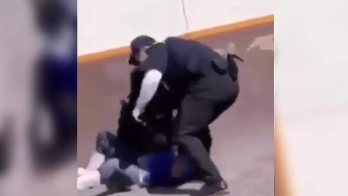 policías someten hombre