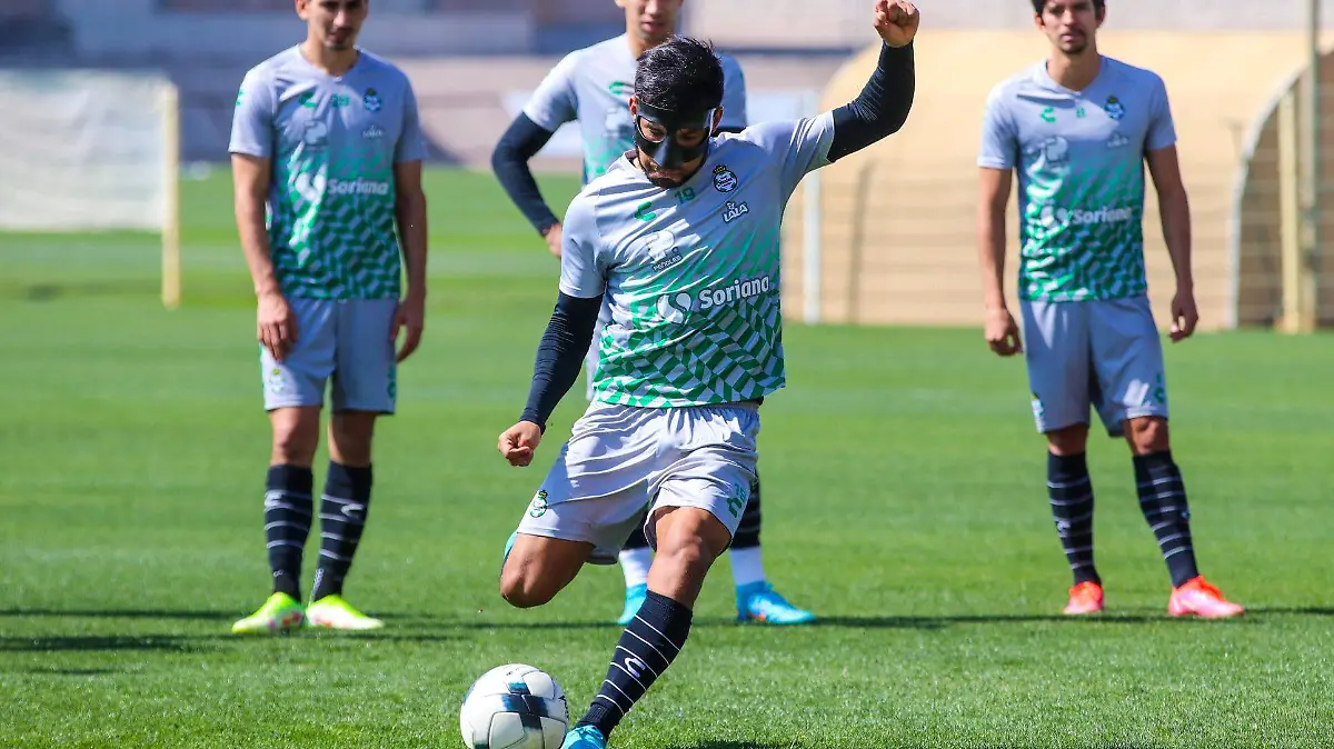 Eduardo-Aguirre-usa-máscara-especial-para-jugar