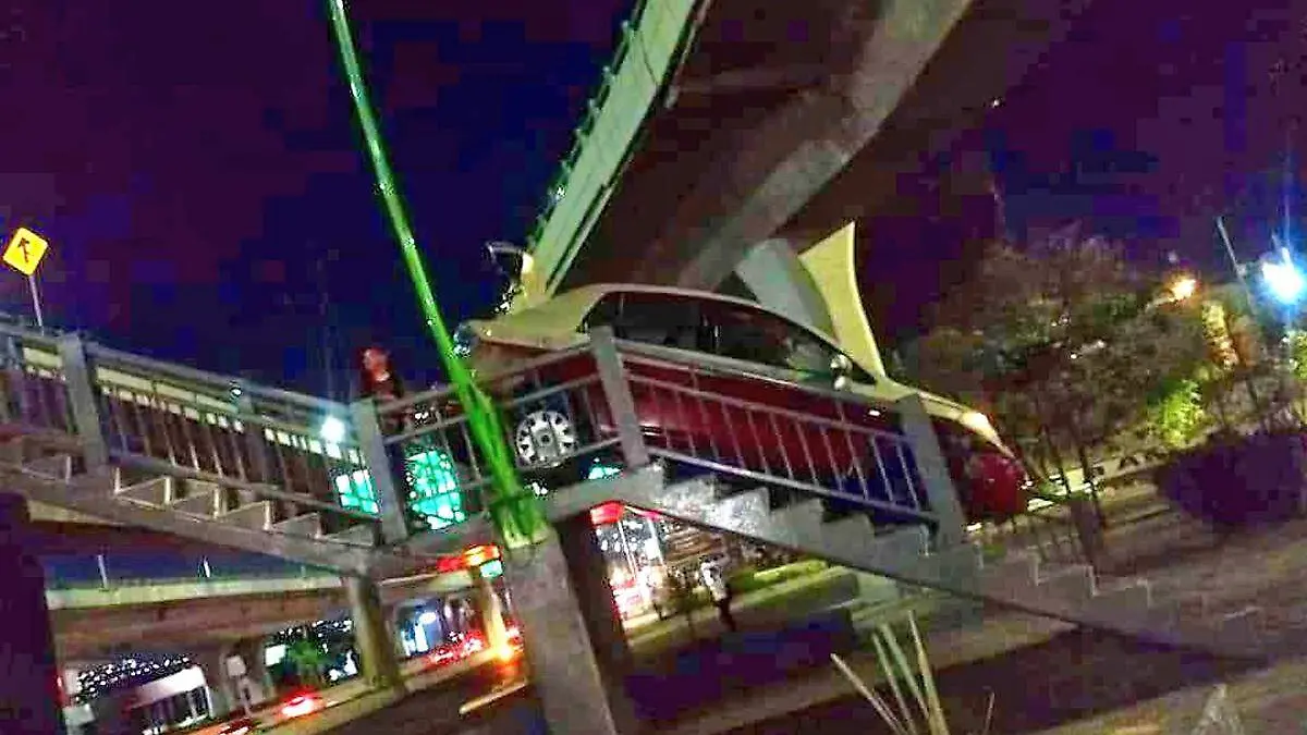 automovilista-intenta-cruzar-periférico-puente