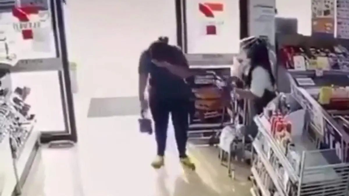 gel antibacterial en la cara