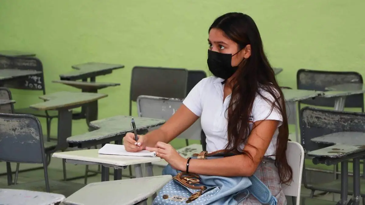 Estudiante del Cobach en su regreso a clases presenciales