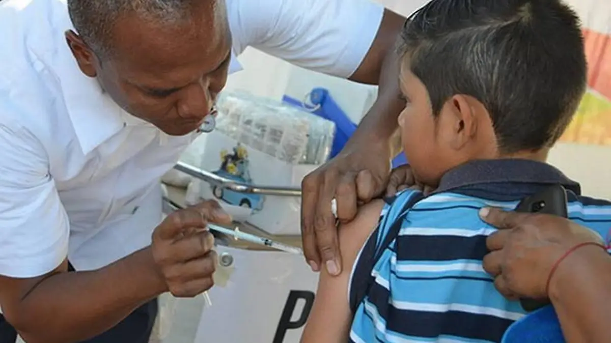 niño recibe vacuna en Sonora