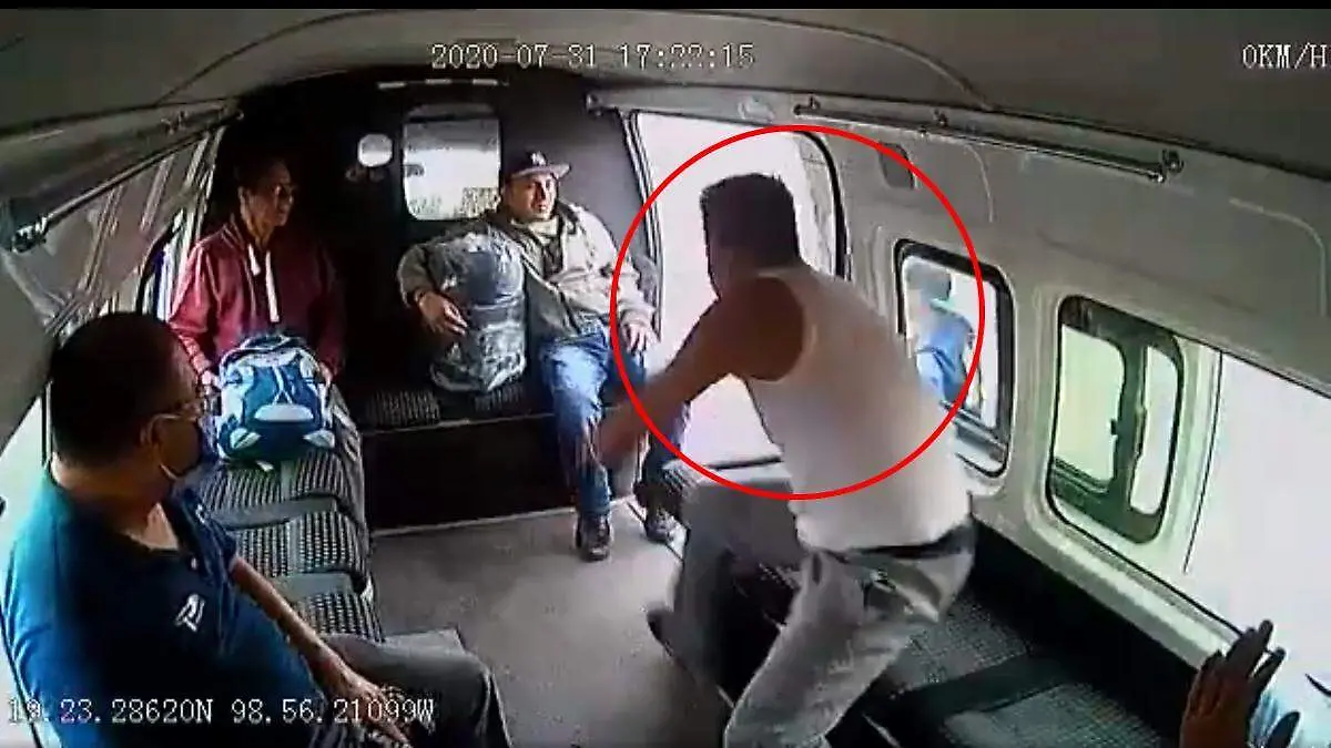 VIDEO_VIRAL_Intentan_asaltar_combi_pasajeros_dan_golpiza