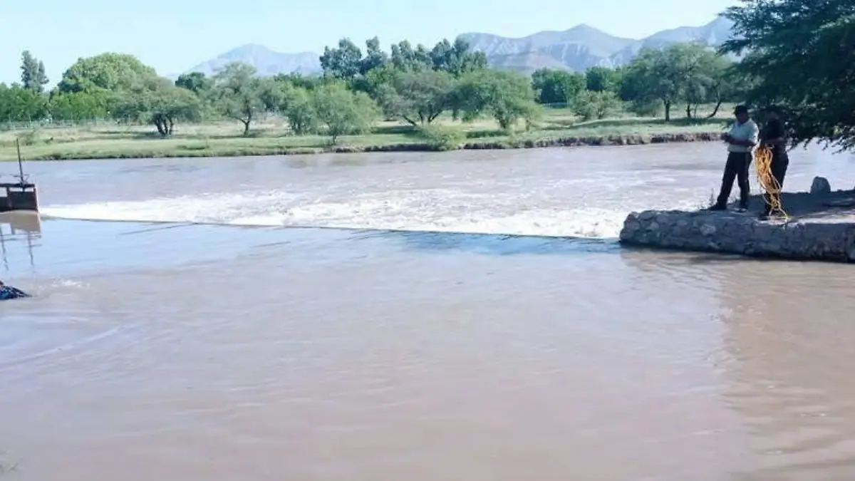 Bomberos rescatan a hombre ahogado en el río Nazas en Durango