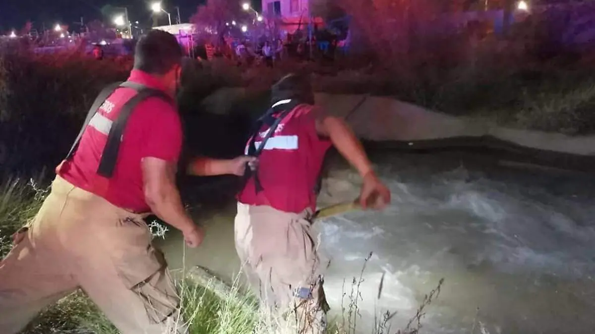 rescate canal de riego noche