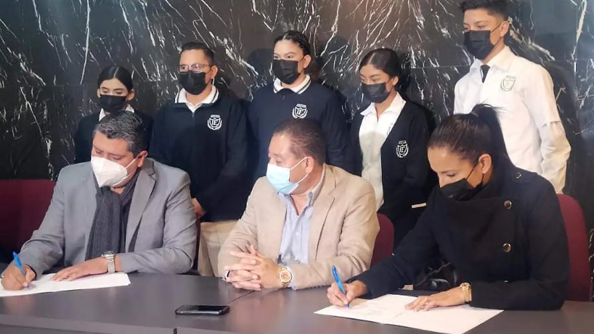 firma-de-convenio-Excélsior-y-Clúster-Automotriz