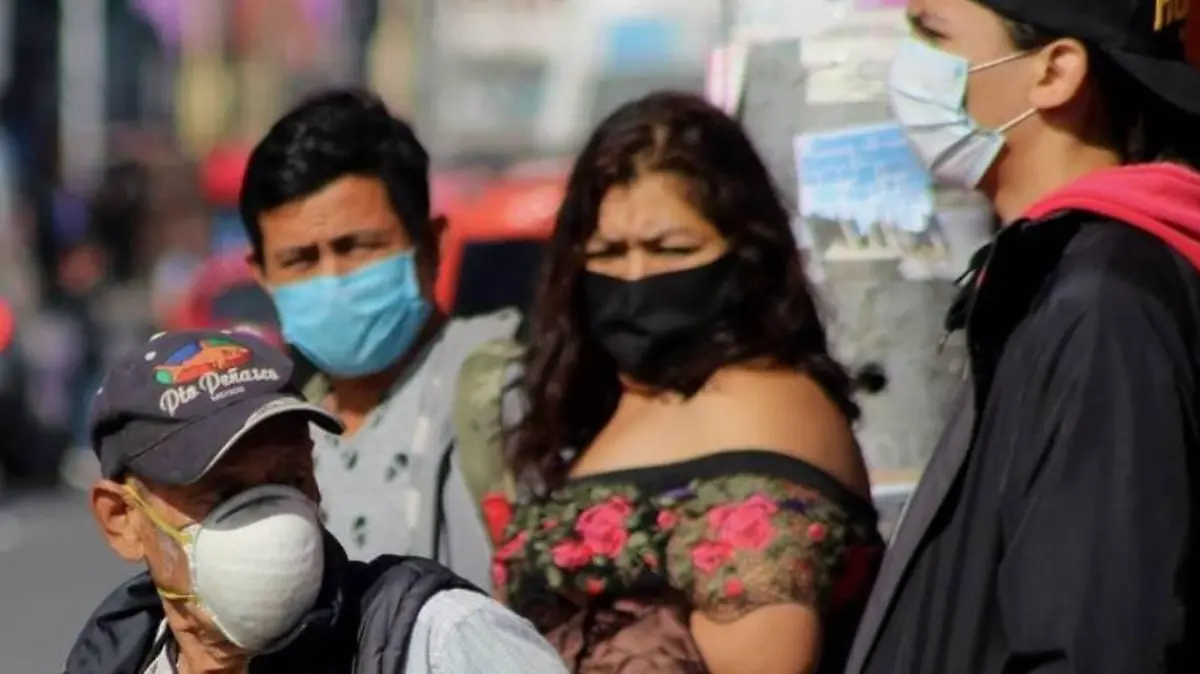 Personas con cubrebocas en la calle