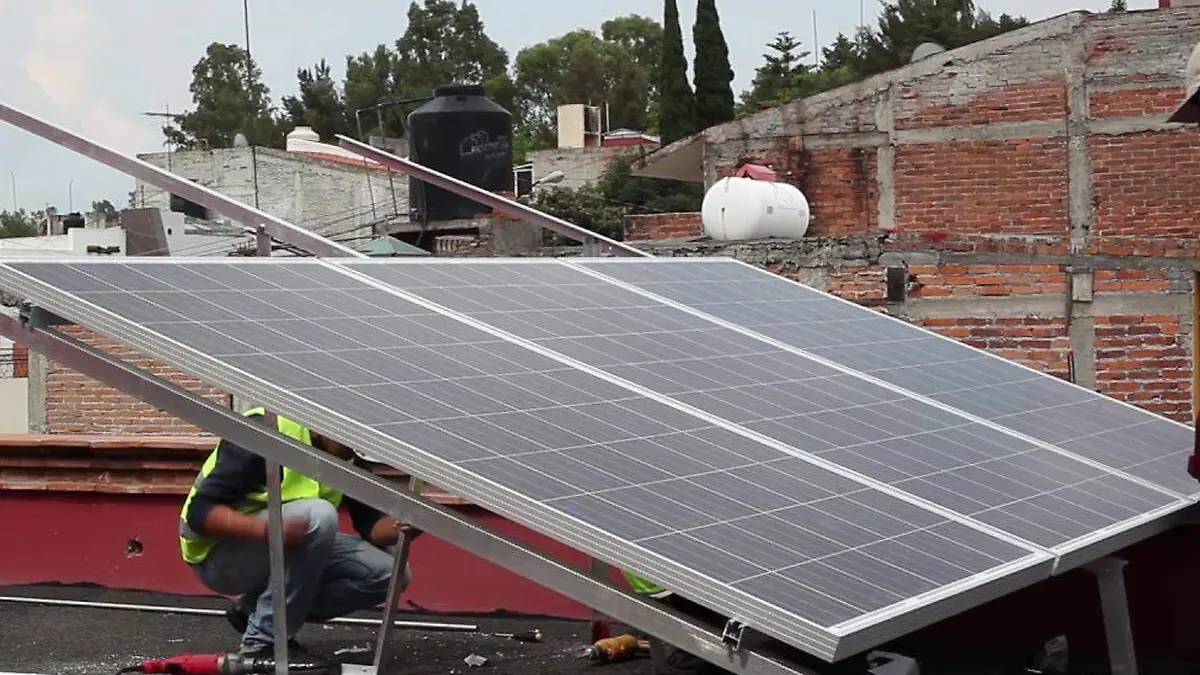 trabajadores paneles solares