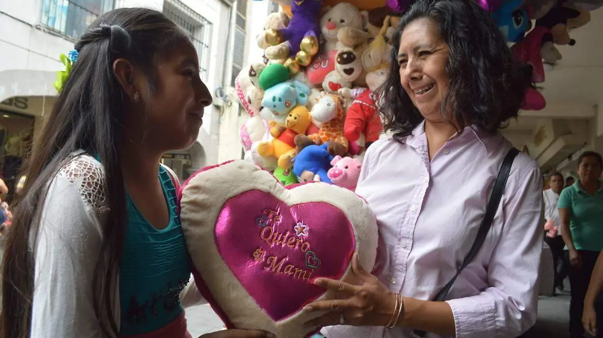 Madre e hija con regalos por el Día de las Madres