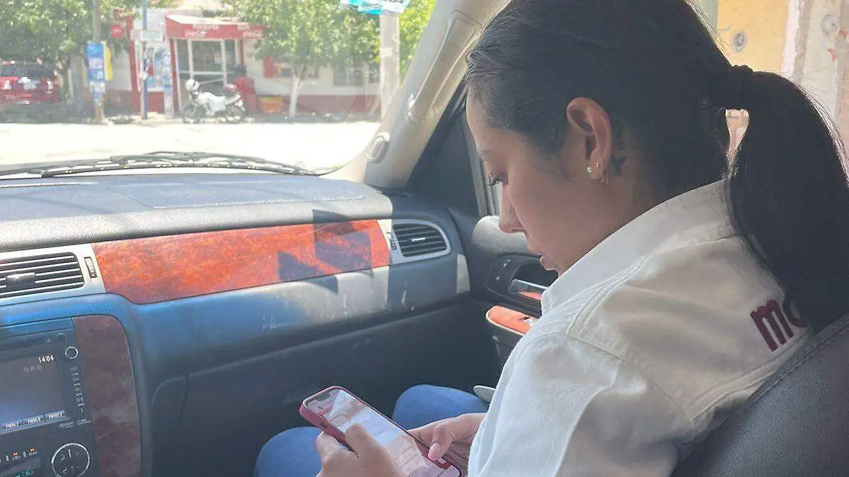 Betzabé-contesta-mensajes-de-WhatsApp-de-gomezpalatinos