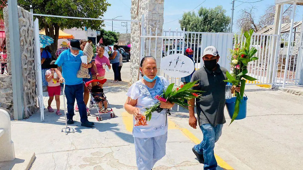 visitan-a-sus-mamás-en-panteones-de-Gómez-Palacio