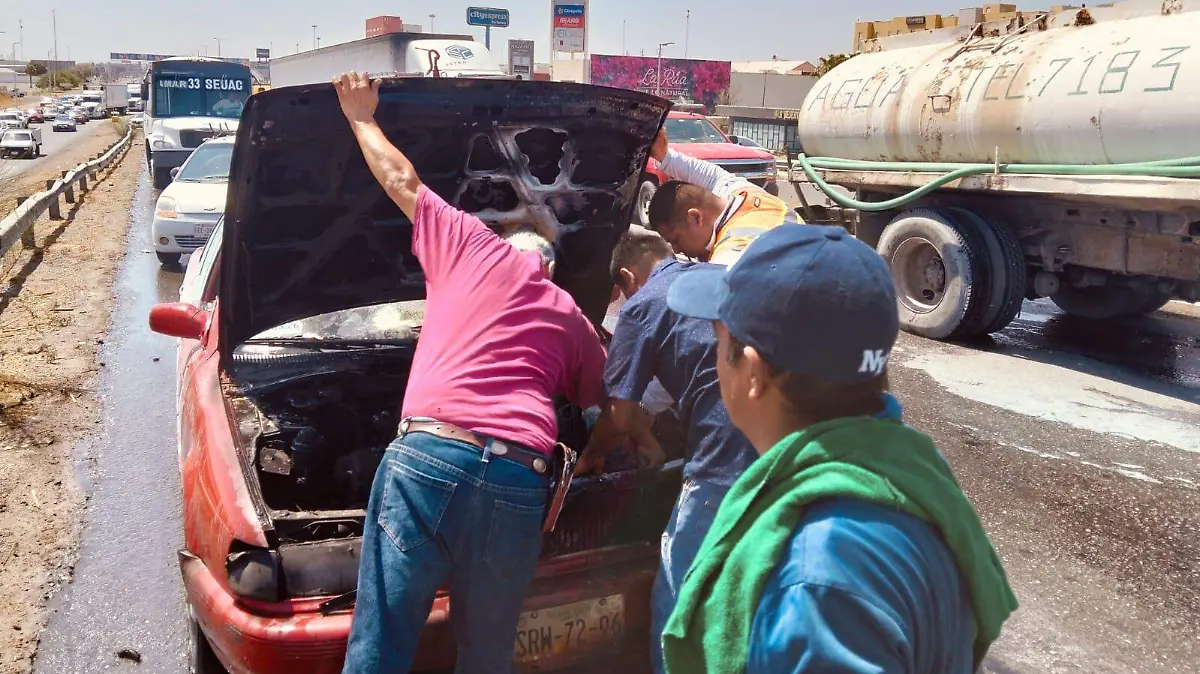Tsuru-se-incendia-en-el-Periférico-de-Torreón 