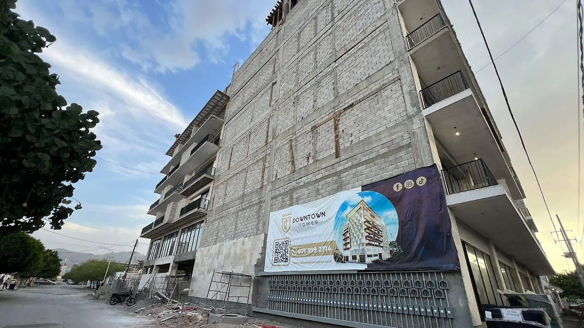 Se incendia parte alta de edificio de departamentos en construcción