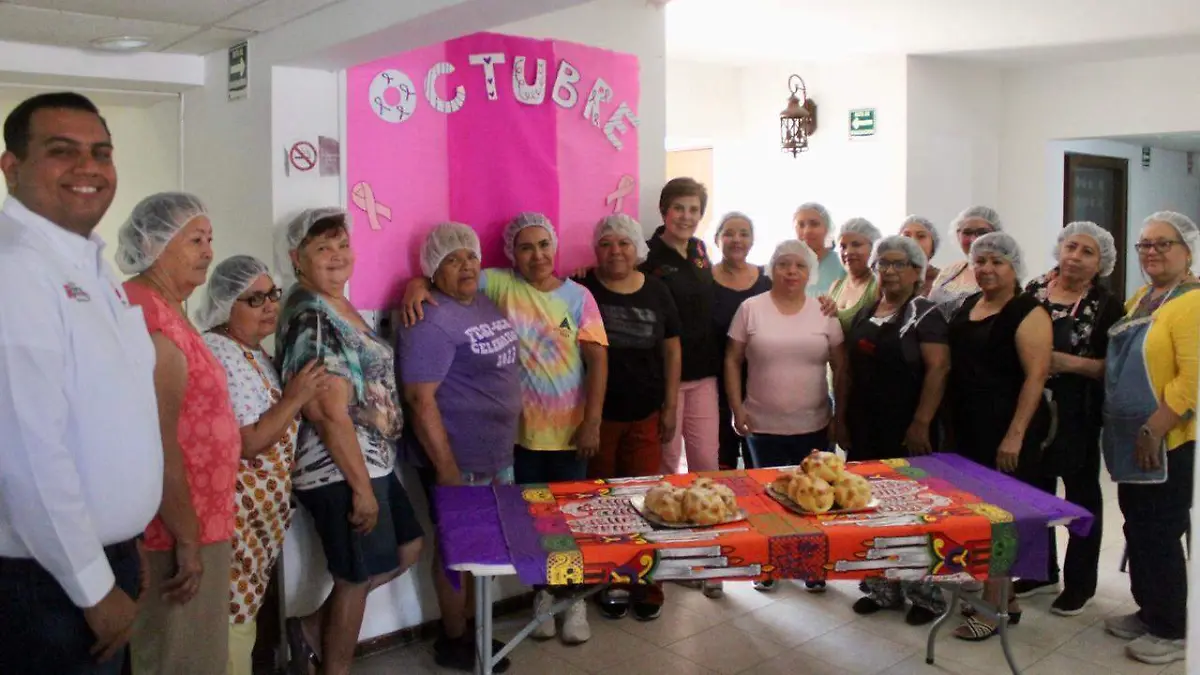 Enseñan a elaborar pan de muerto en centros comunitarios de DIF Torreón