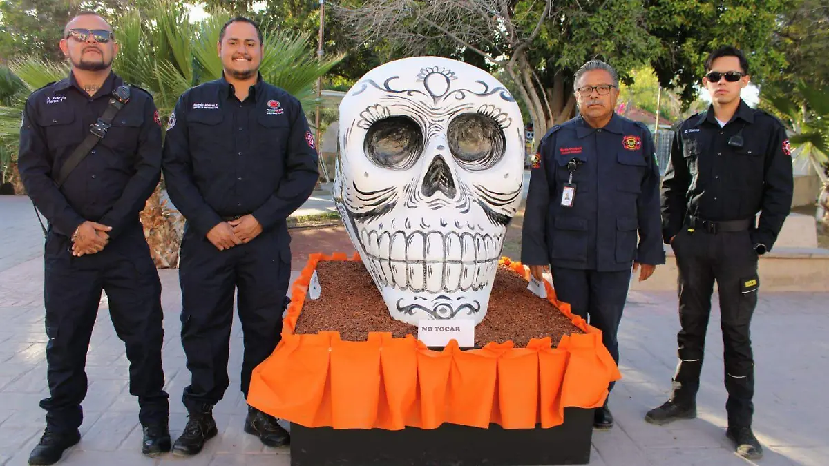 Cientos participan en el tradicional desfile del Día de Muertos