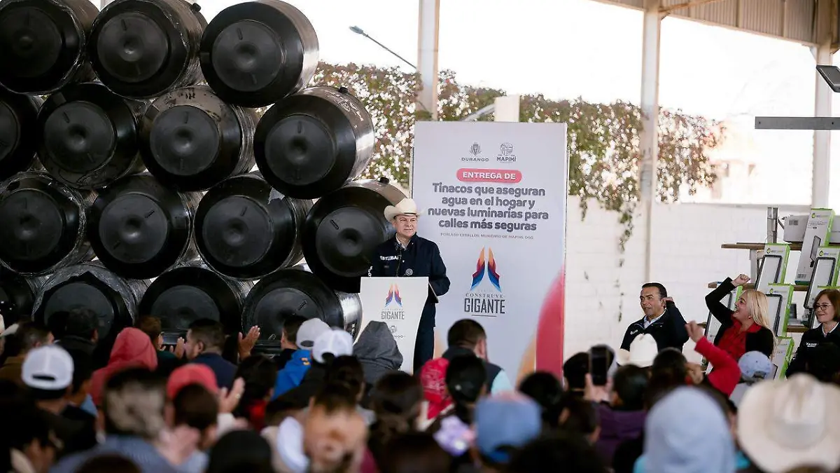 Esteban Villegas entrega tinacos