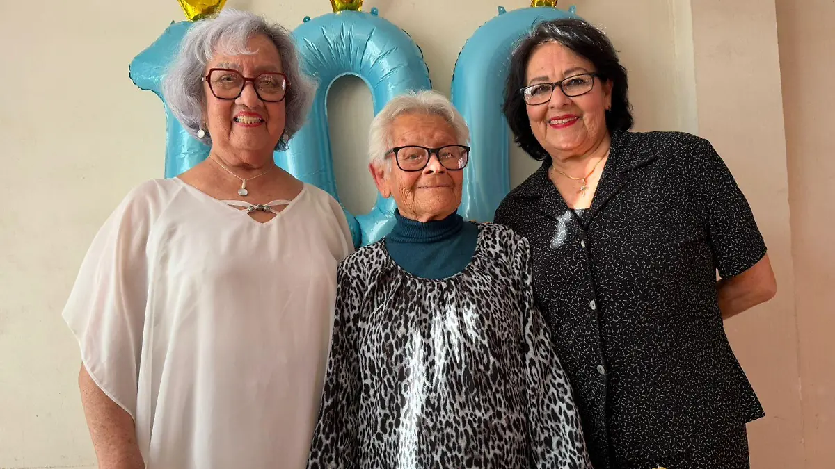 La festejada con sus hijas Gloria y Martha