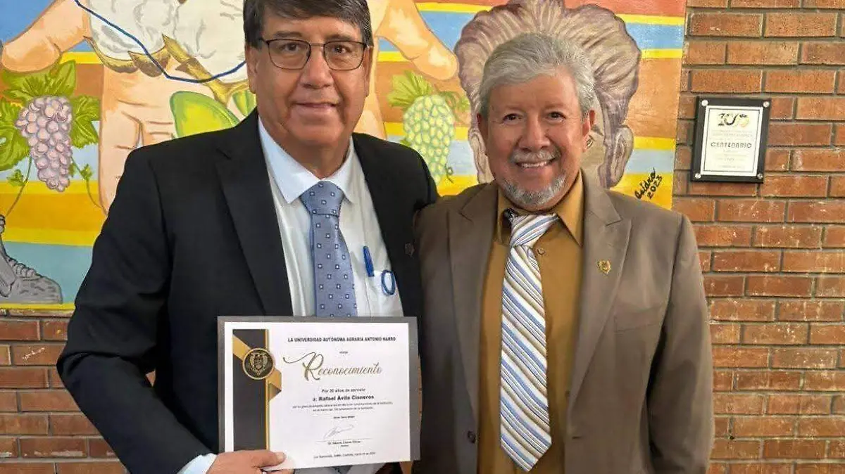 En su informe de actividades, Edgardo Cervantes Álvarez reconoció a Rafael Ávila Cisneros por sus 30 años de servicio en la Narro Unidad Laguna. Foto Miguel Solís