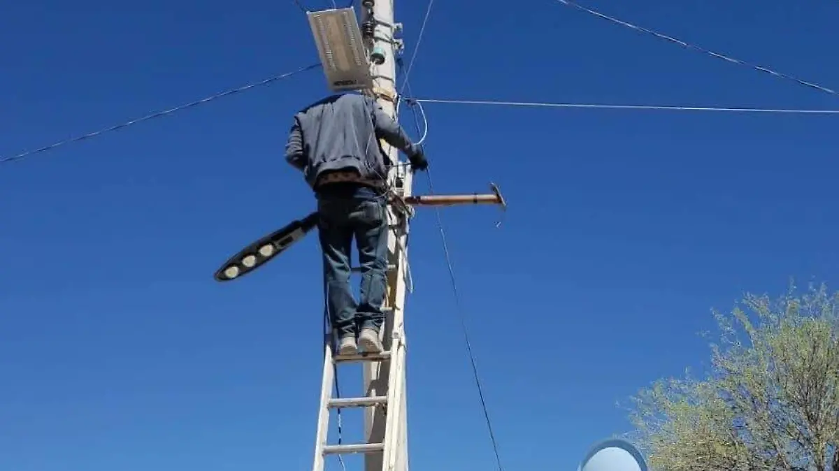 Refuerzan alumbrado público en ejido San José de Mapimí