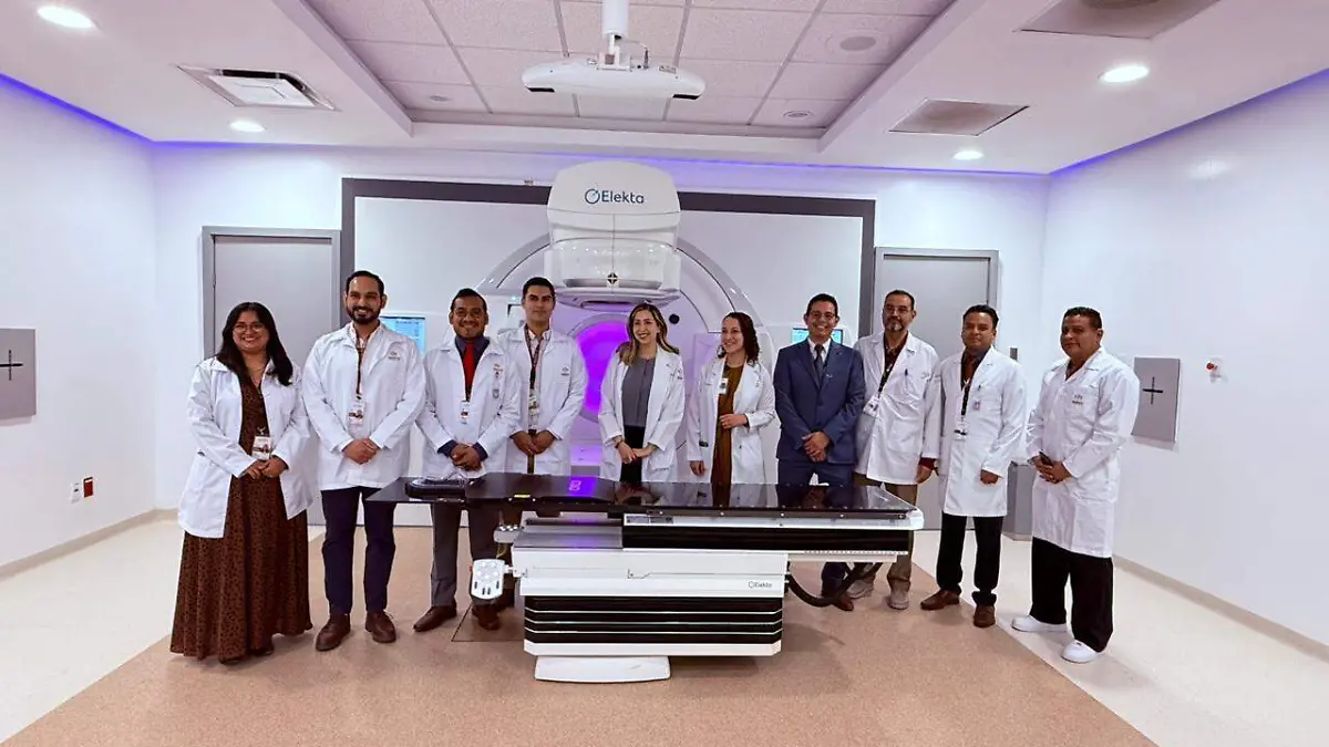 La doctora Margarita Martínez, directora general del Hospital Regional de Alta Especialidad del ISSSTE Torreón, encabeza la puesta en marcha del nuevo equipo de radioterapia