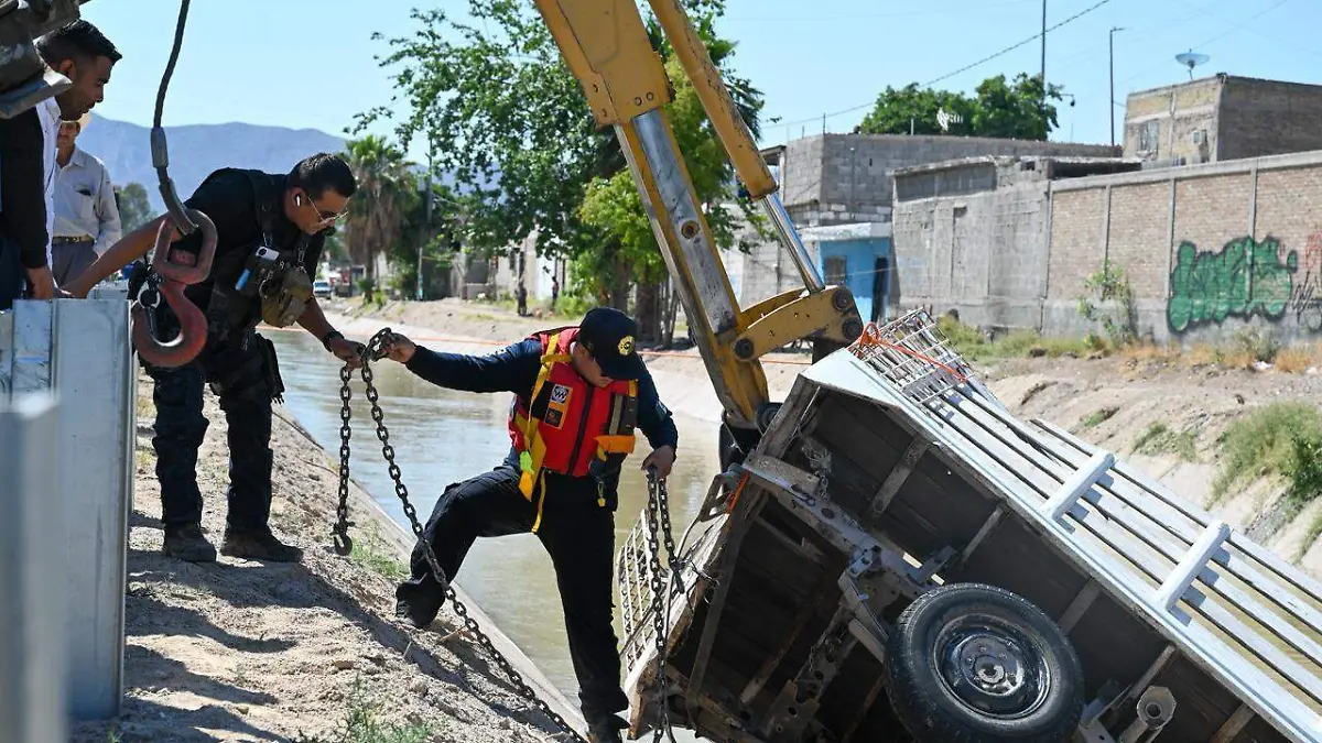 vehículo canal de riego