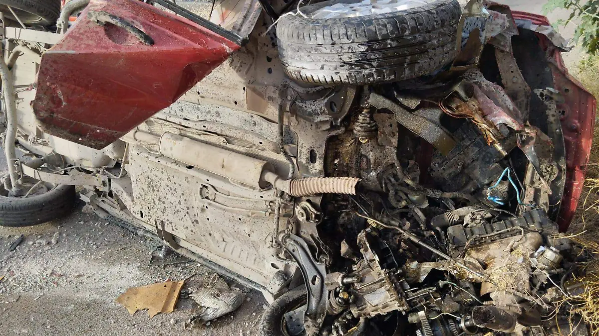 Cae camioneta en el puente El Cuije