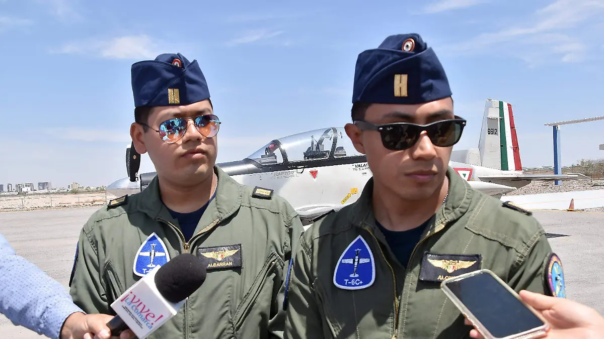Pilotos de la Fuerza Aérea Mexicana en un sobrevuelo de gala en Torreón